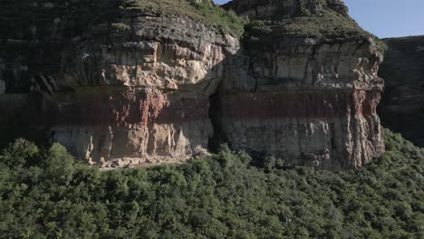 retiros aéreos de la cueva arbolada para revelar la formación de acantilados, roca de camello