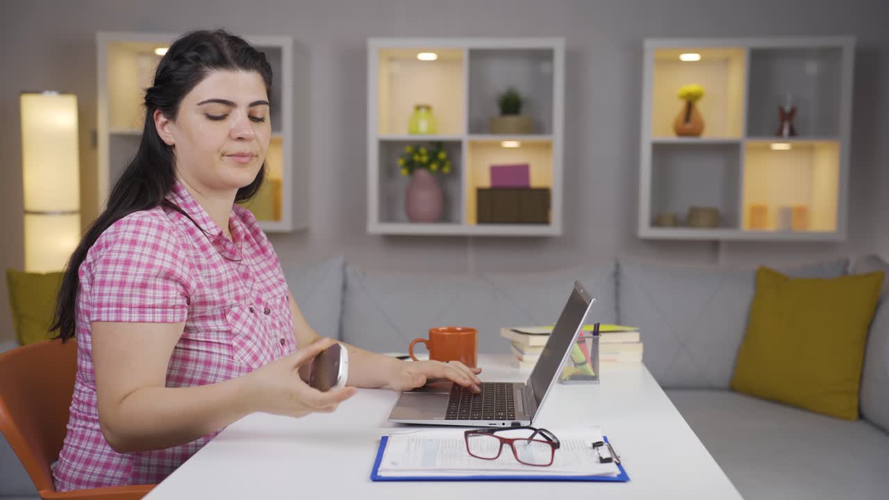 la mujer de economía doméstica atenúa las luces.