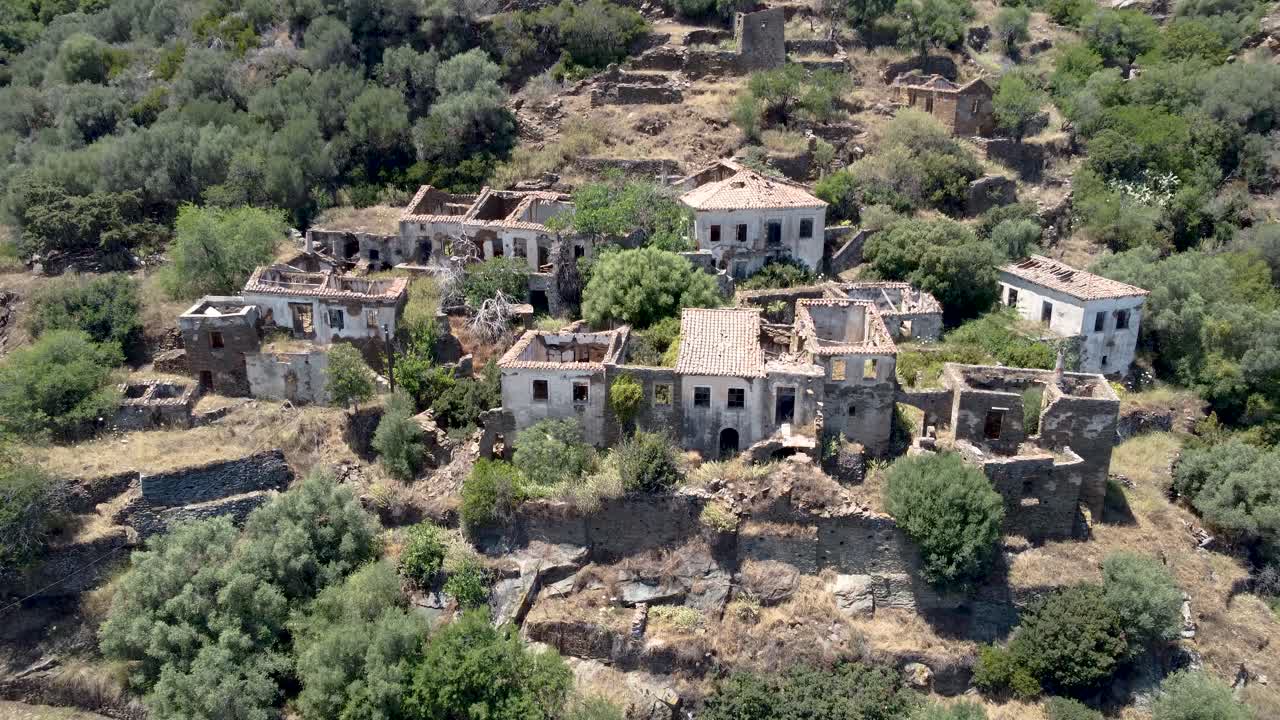 Vista aerea inclinata su un villaggio rurale tradizionale abbandonato di Karavas sull'isola di Kythira, Grecia