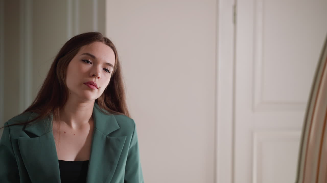 우울한 여자는 거울에 반사되는 것을 바라보고, 사려 깊은 여자는 회색 머리를 찾고, 큰 드레싱 테이블에 앉아, 우울한 여성은 아름다움의 손실을 두려워합니다.