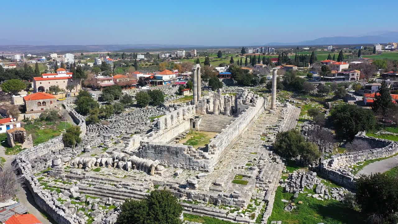 antigua calle comercial con filas de columnas en magnesia, turquía.