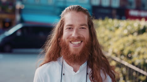 retrato en cámara lenta de un hombre hipster feliz con barba sonriente
