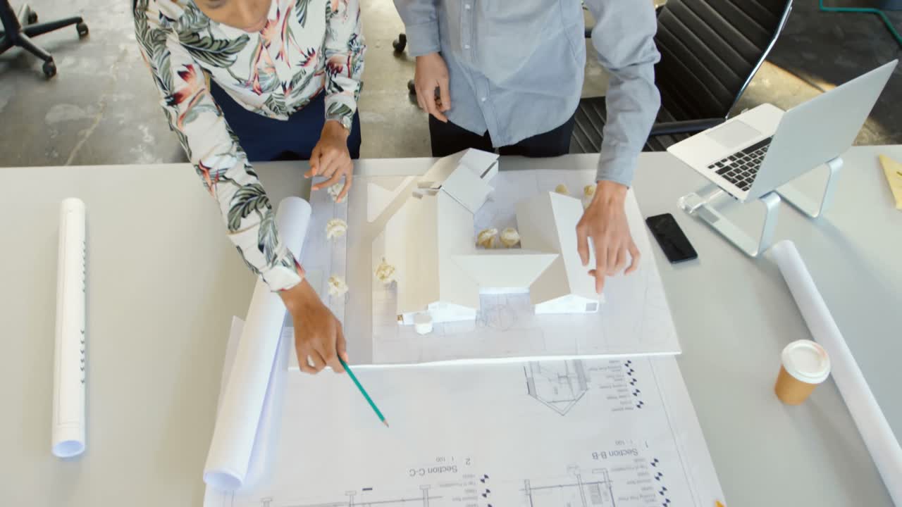 ejecutivos discutiendo sobre el plan en la mesa 4k