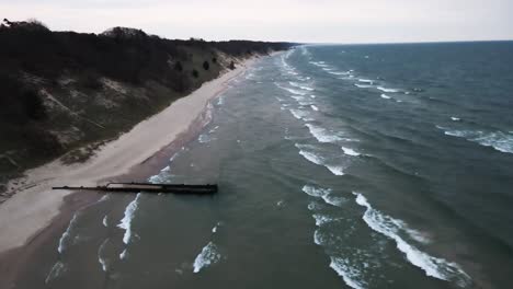 olas de invierno en el lago michigan con movimiento de seguimiento inverso mientras mira al sur hacia el gran refugio