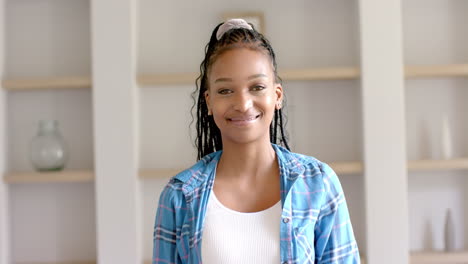 Mujer-Joven-Afroamericana-De-Pie,-Sonriendo-A-La-Cámara