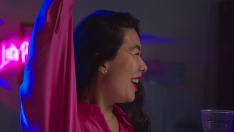 mujer divirtiéndose bailando y bebiendo alcohol en la fiesta de la casa 1