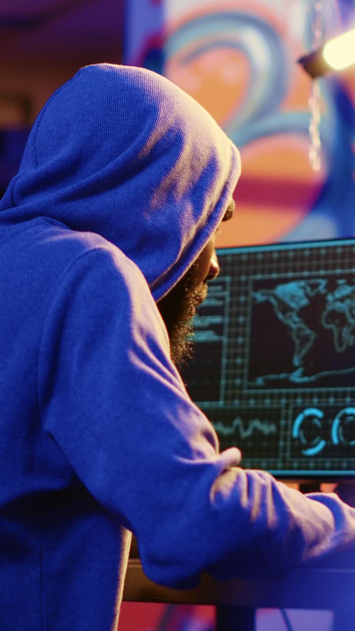 Video verticale Hacker prudente che si nasconde dalla polizia