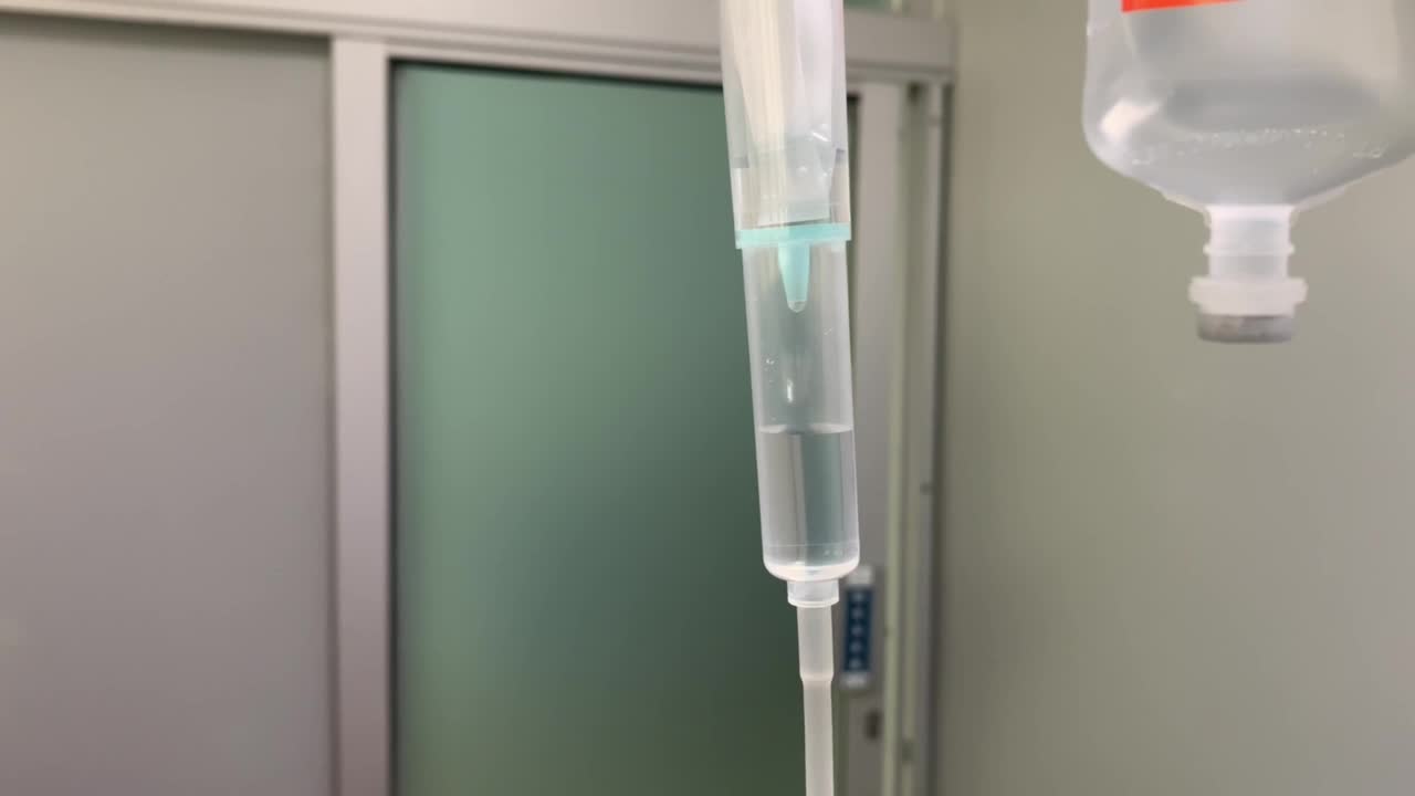 iv внутривенная капельная гидратация жидкостью медицинская установка в больничной клинике здравоохранения, закрытие капельного с измерением жидкости