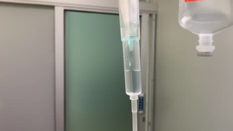 hidratación de líquido por goteo intravenoso configuración médica en una clínica de atención médica de un hospital, cerrar el goteo con mediciones de líquido
