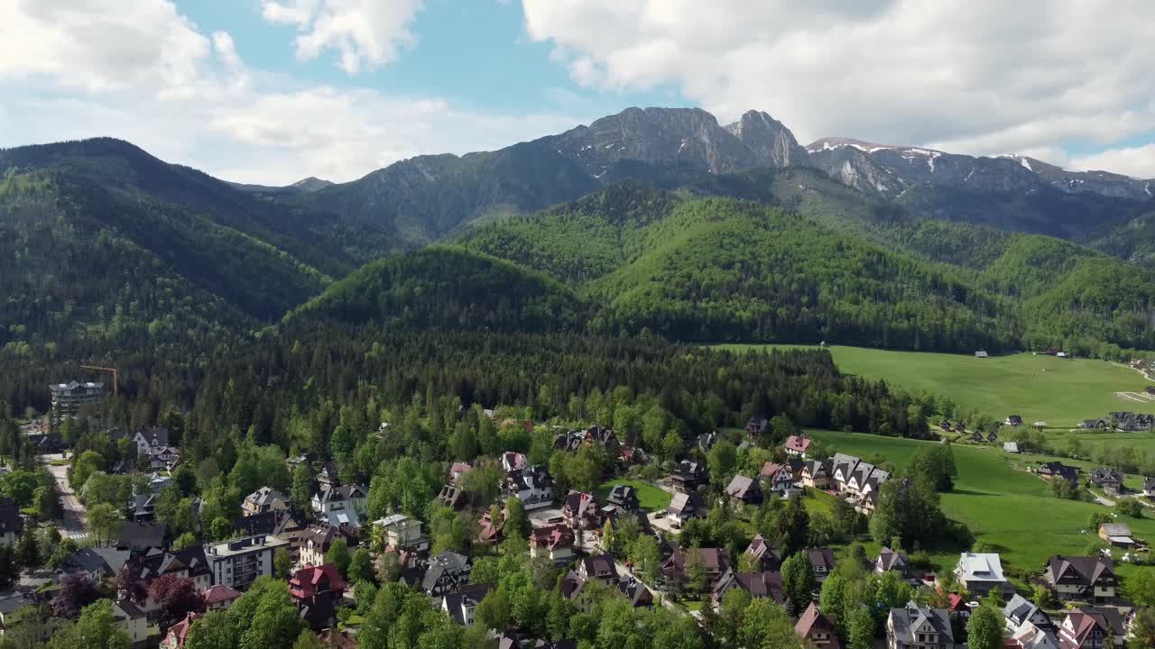 paisaje volando por el legendario pico giewont en las montañas polacas tatry, tierras de cultivo, bosques cerca de zakopane, polonia, una ciudad turística con arquitectura goral tradicional-1