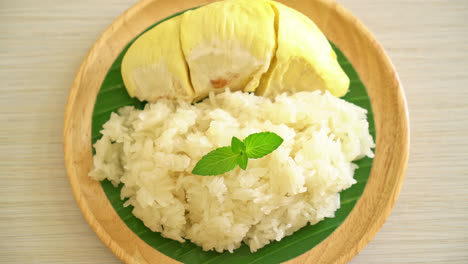 durian avec riz gluant - zeste de durian sucré avec haricot jaune, riz durian mûr cuit avec du lait de coco - dessert thaï asiatique fruits tropicaux d'été