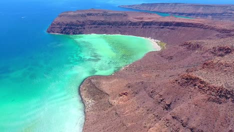 Vista-Aérea-Ascendente-Lenta-De-La-Isla-Desierta-Cerca-Del-Paisaje-Marino-Azul-Claro