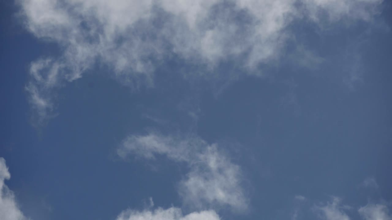 하늘 구름에서 집 가장자리까지의 하이퍼랩스