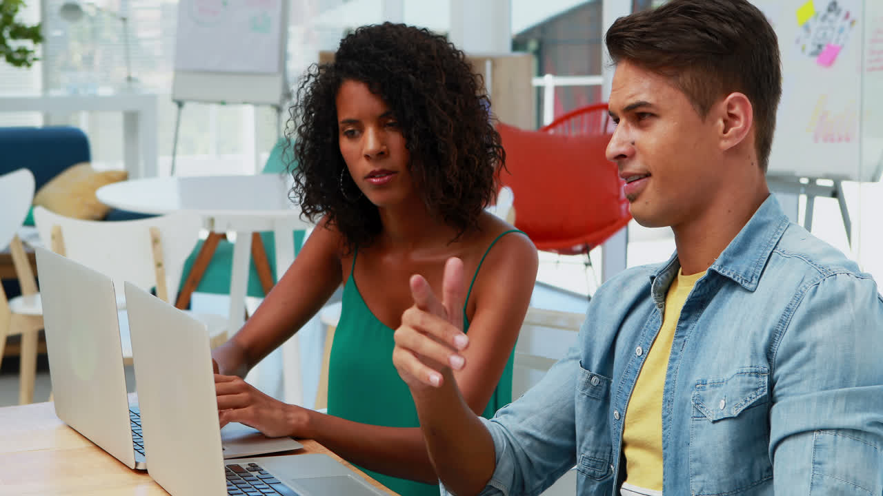 ejecutivos discutiendo sobre el portátil en el escritorio 4k