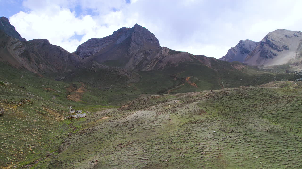 paisaje de las montañas rocosas de manang nepal en el circuito de annapurna