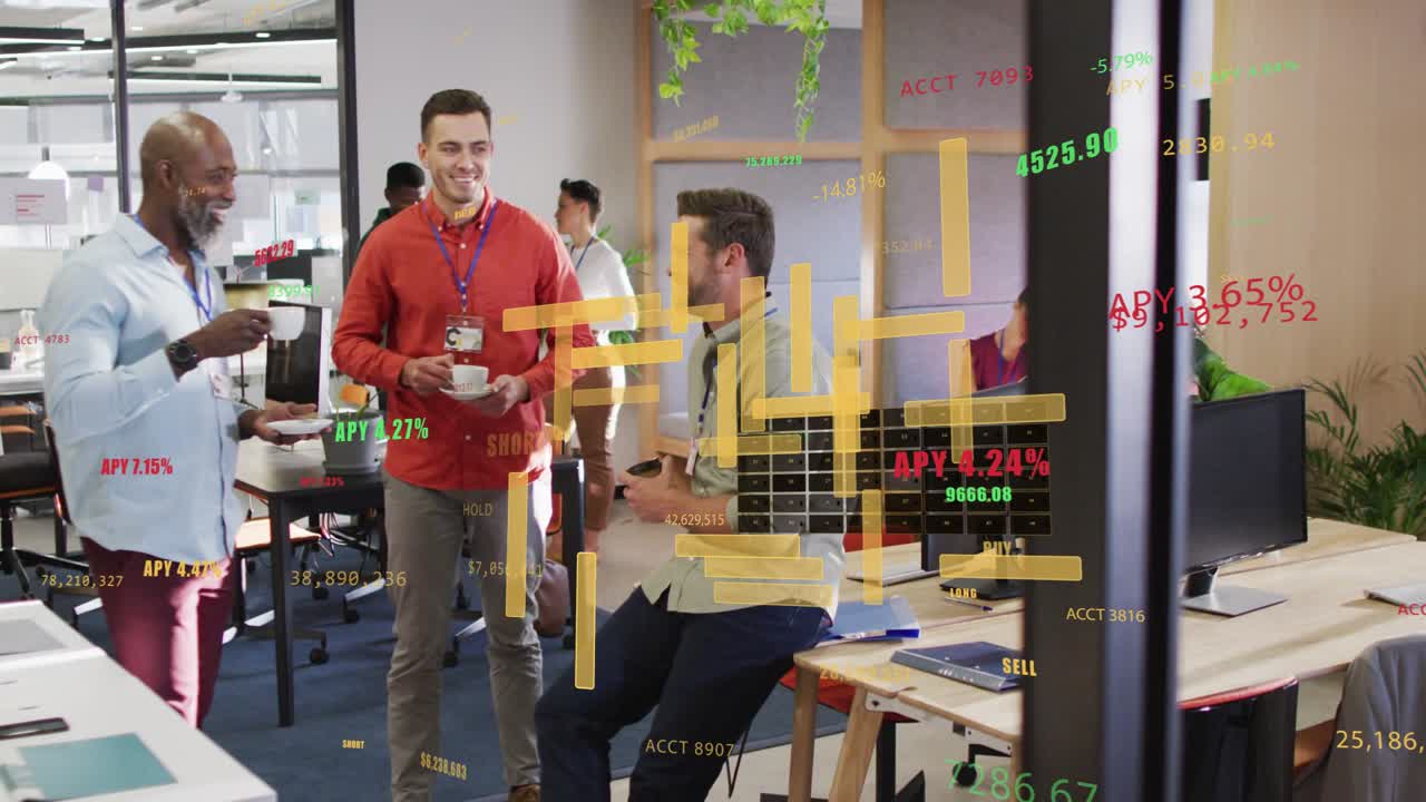 Dois trabalhadores se juntam a um colega com uma caneca, iniciando uma conversa de intervalo, com gráficos financeiros sobrepondo seus rostos, rindo