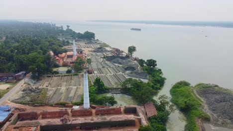 La-Industria-Del-Ladrillo-Se-Desarrolló-Alrededor-Del-Suelo-Aluvial-A-Lo-Largo-Del-Río-Ganga