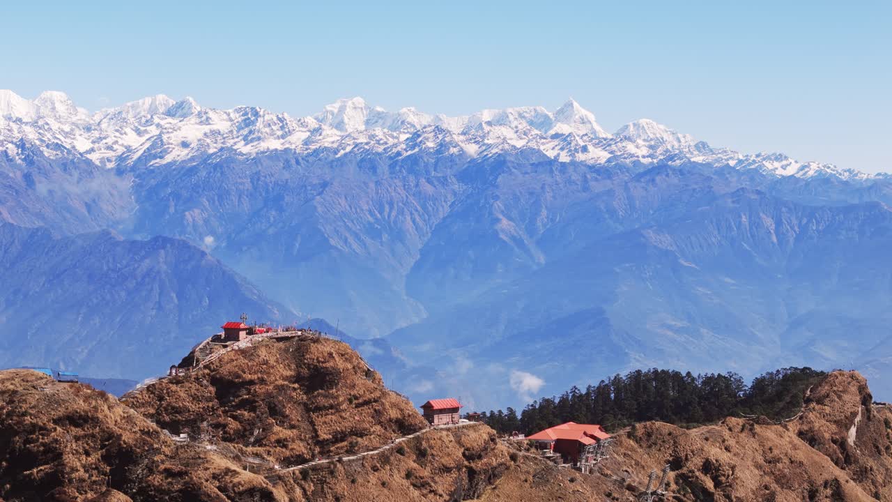 Vista aerea del tempio di Kalinchowk Bhagawati a Dolakha, con le montagne dell'Himalaya e le verdi colline del Nepal