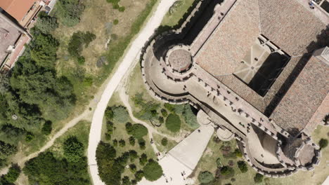 sobrevuelo cinemático a vista de pájaro sobre el costado del castillo de mendoza en manzanares el real