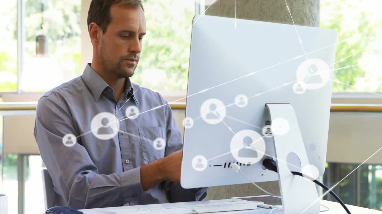 red de conexiones y procesamiento de datos animación sobre el hombre trabajando en la computadora