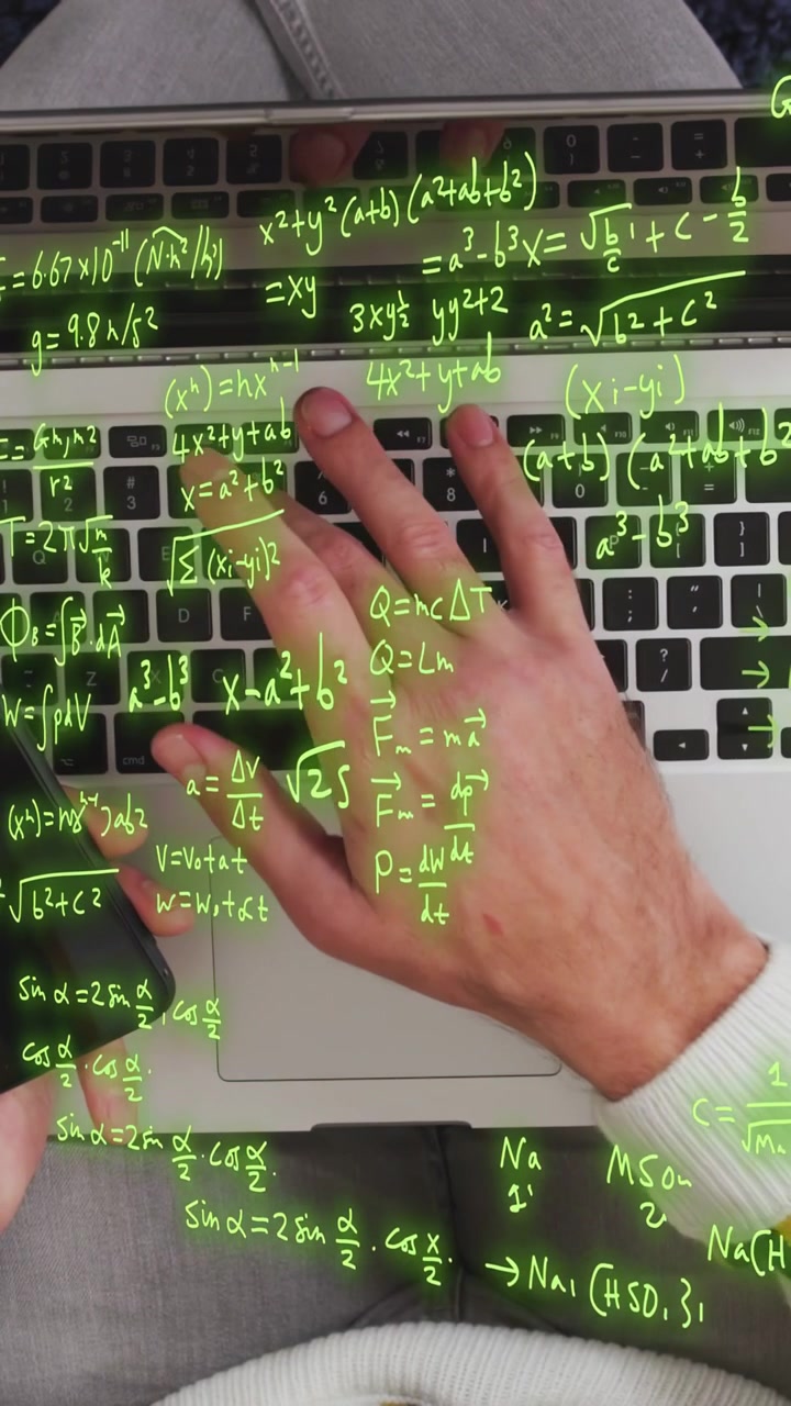 Video vertical: Hombre sosteniendo un teléfono cerca de un portátil y escribiendo, iniciando una superposición matemática para ciencia.