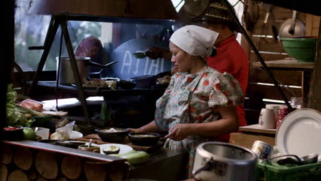 personas que trabajan en un restaurante