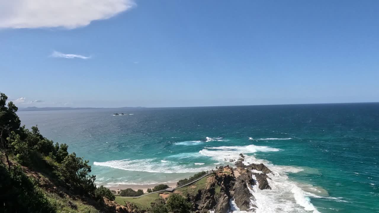 Onde che si infrangono contro scogliere rocciose in riva al mare