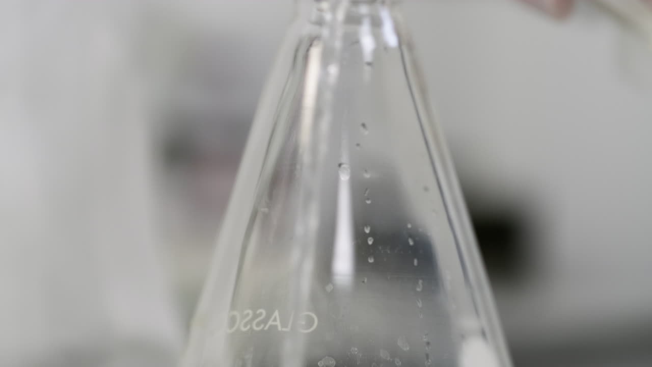 científico que experimenta la prueba de pureza del tratamiento del agua en un laboratorio de ciencias