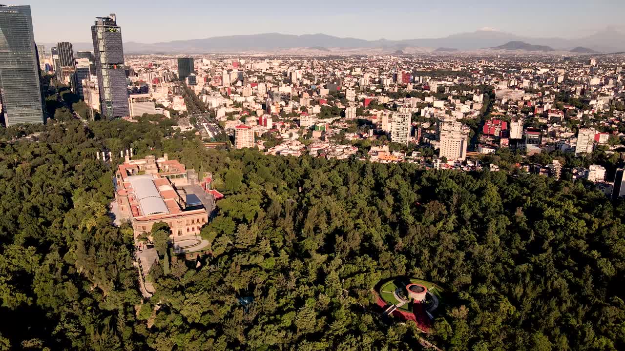 vista aérea del boasque de chapultepec y el castillo en el norte de la ciudad de méxico