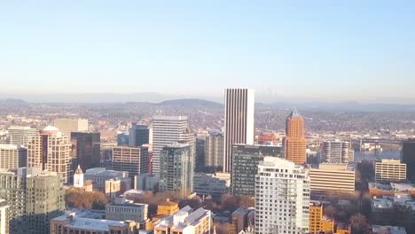 Aerial-dolly-zoom-with-a-panoramic-view-of-Portland,-Oregon,-USA-and-Mount-Hood-covered-in-snow-in-the-far-distance