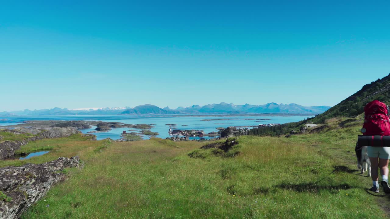 노르웨이 노들랜드 카운티의 로번드 섬 근처에서 허스키 개와 함께 트레킹하는 백패커