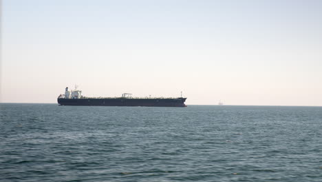 barco de carga justo frente a la costa de long beach