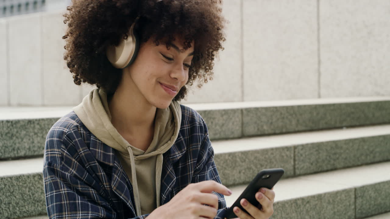 disparo de una joven atractiva sentada sola