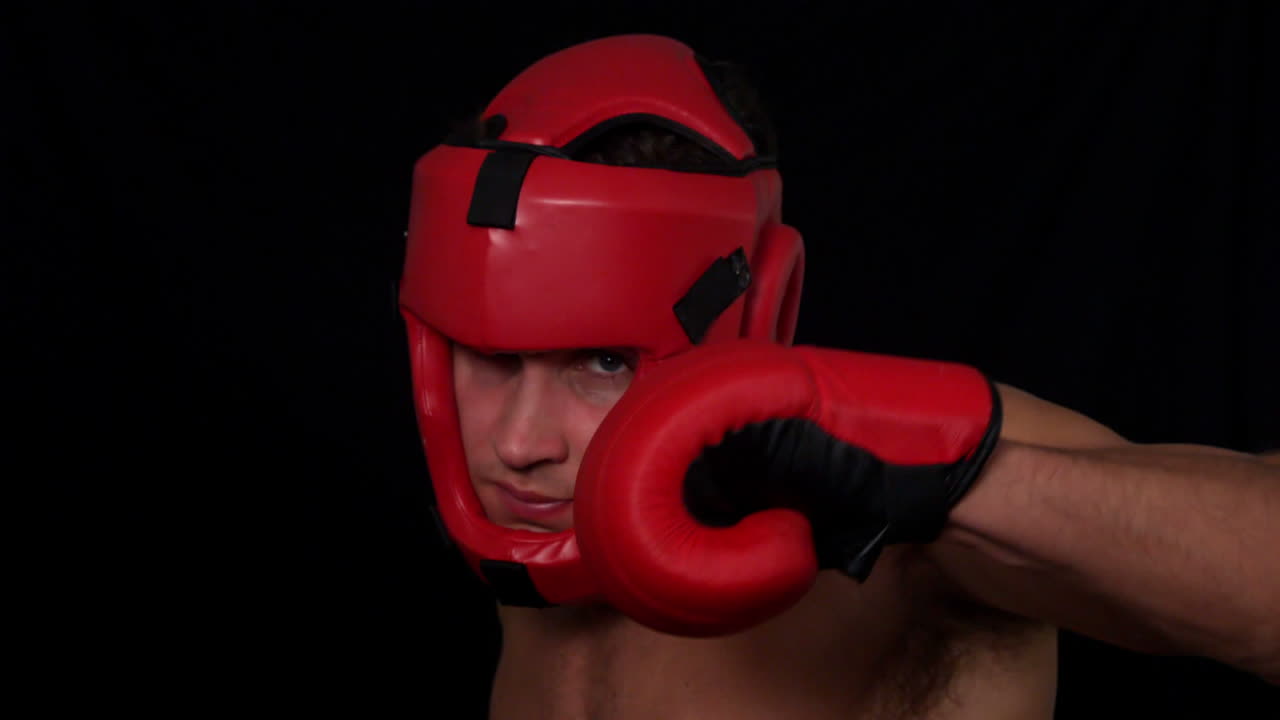 boxeador duro golpeando con guantes rojos