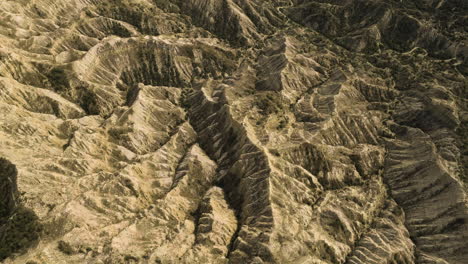 colinas y barrancos de arenisca erosionados iluminados por el sol en vashlovani, georgia