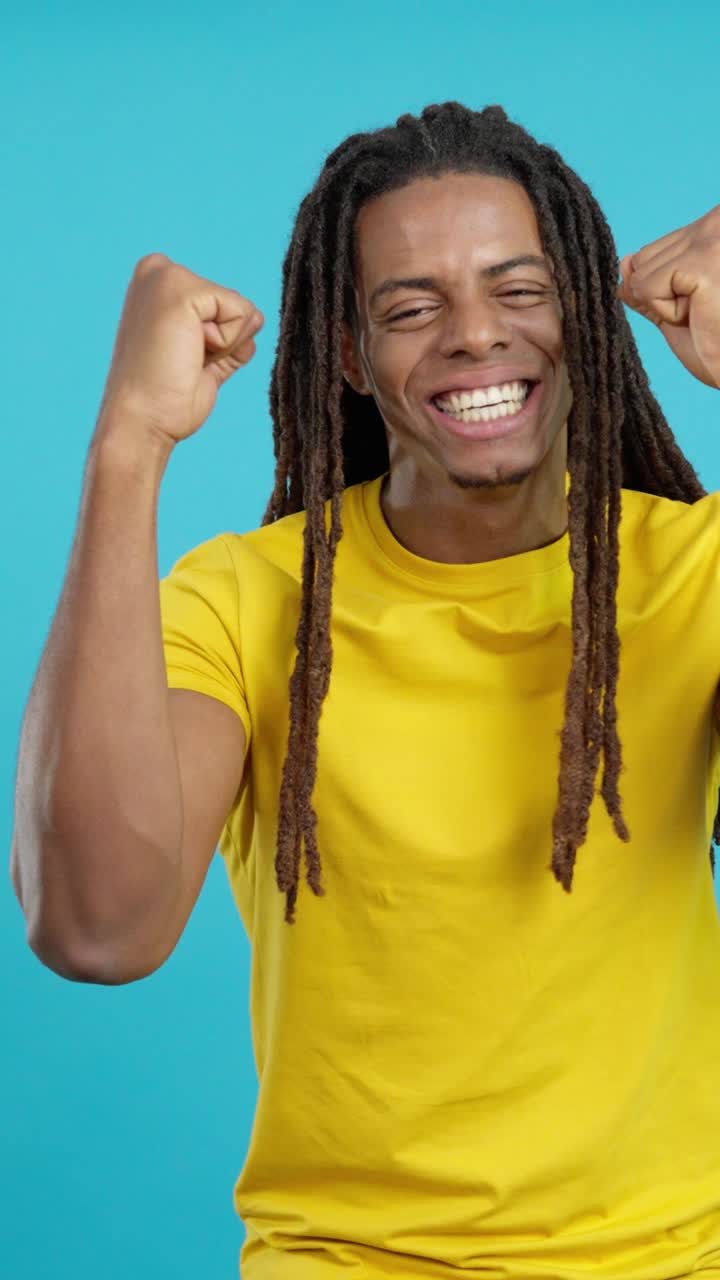 Homme aux dreadlocks célébrant le succès