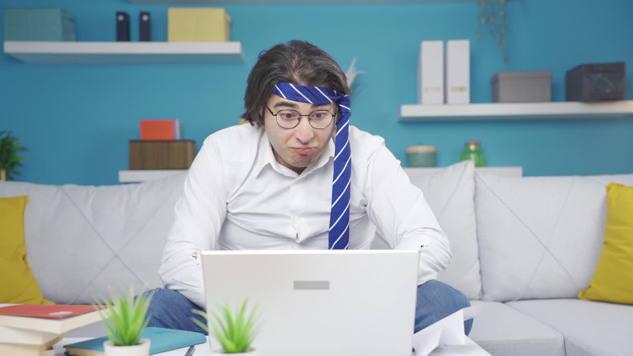 재 ⁇ 는  ⁇ 이 멋진 아이디어를 떠올립니다. 재 ⁇ 는 비디오입니다.