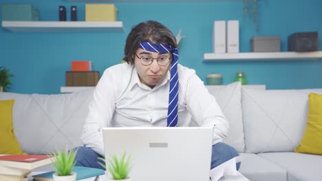 el tipo gracioso tiene grandes ideas. vídeo divertido.