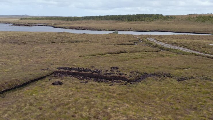 Ripresa aerea con drone di una torbiera su una brughiera delle Ebridi in estate