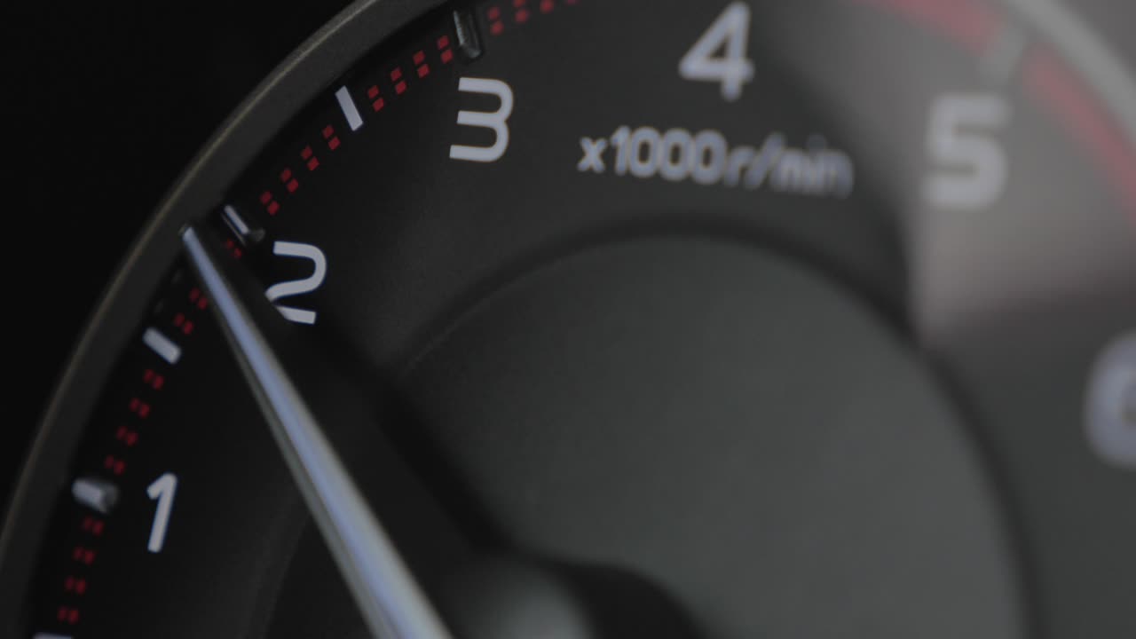 자동차 스피도미터는 4k로 움직입니다.