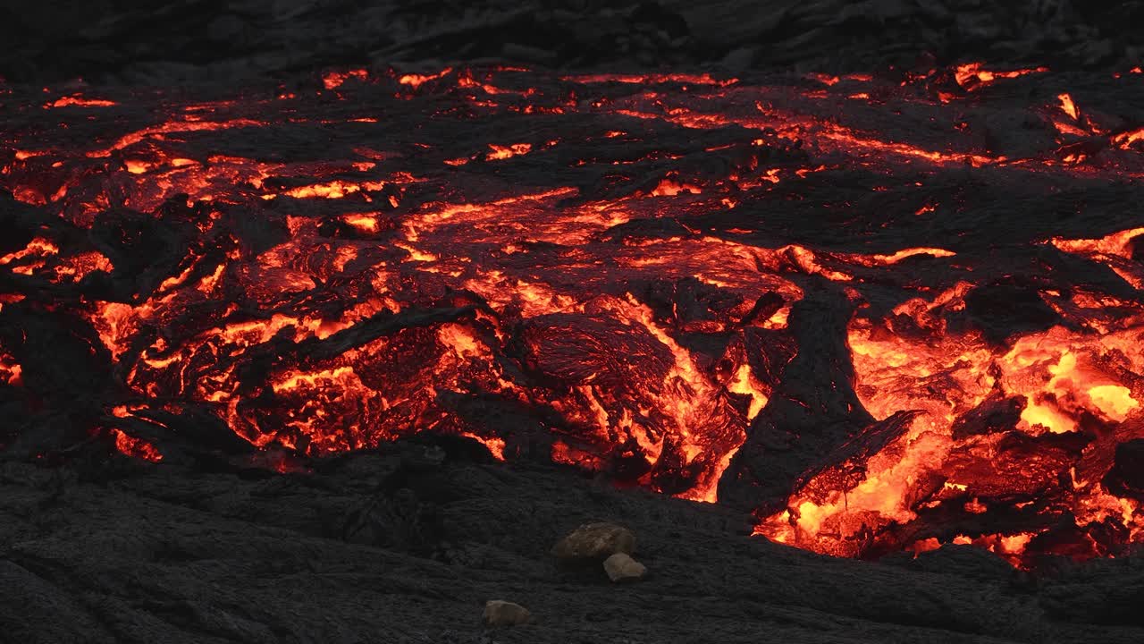 Paesaggio primordiale con un fiume di lava rosso fuoco