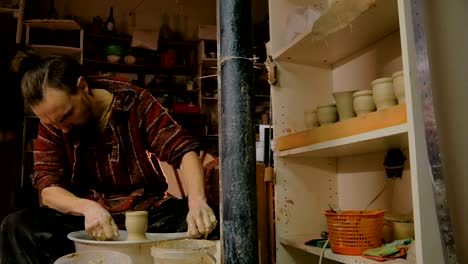 alfarero profesional que trabaja en taller, estudio