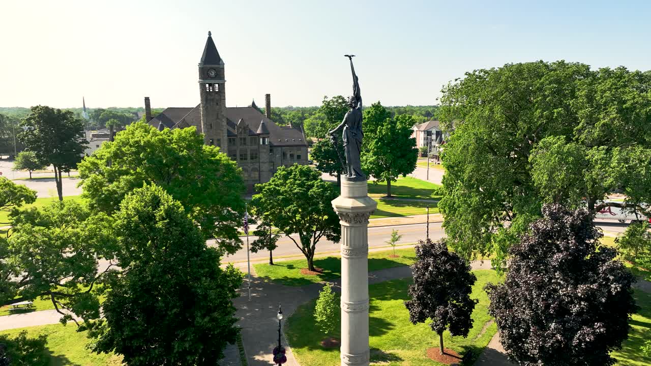 해클리 파크에 있는 동상과 뒤에 있는 해클리 빌딩