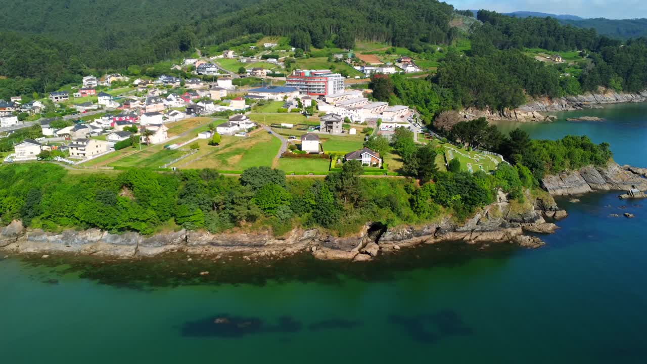 vista aérea de una ciudad costera