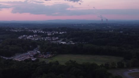 Nachthimmel-Nach-Sonnenuntergang-über-Der-Kleinstadt