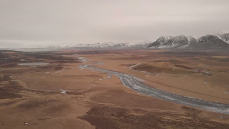 impresionante toma aérea de drones del hermoso paisaje en islandia