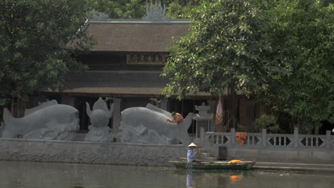 Halong-Bucht-In-Hanoi,-Vietnam,-Gesehen-Eine-Kleine-Insel-Mit-Einer-Pagode