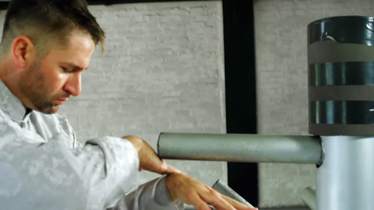 ⁇ 푸 파이터가 목조 인형 4k와 함께 무술을 연습하고 있습니다.