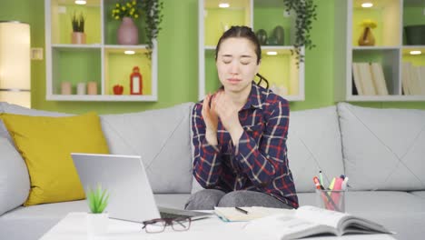 Junge-Asiatische-Frau,-Die-Am-Laptop-Arbeitet,-Ist-Gescheitert.