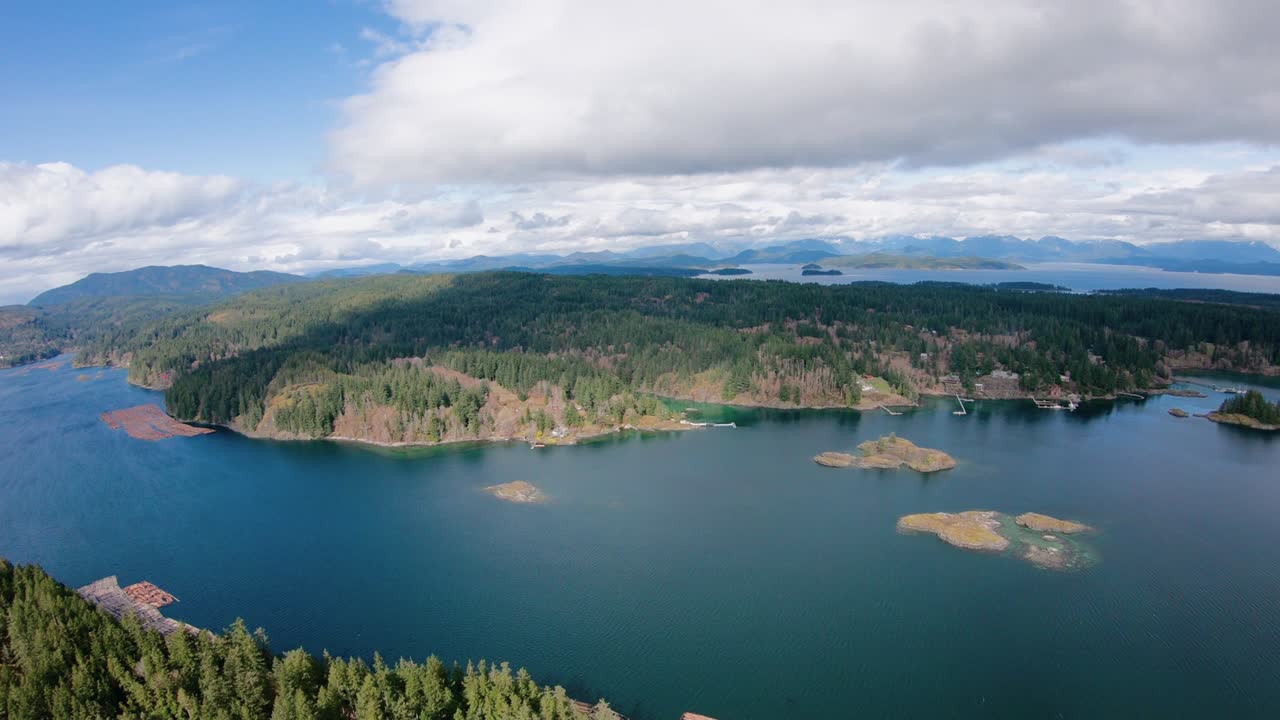 vuelo aéreo sobre una isla cubierta de árboles, un lugar aislado en la costa de vancouver, bc.